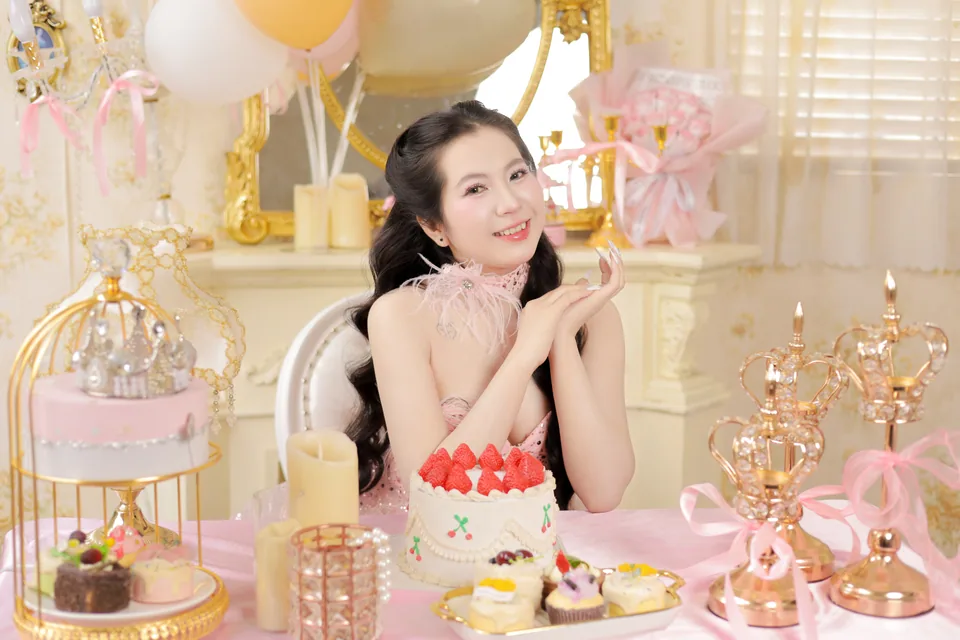 Không gian studio nhỏ tại Tân Định với phông sáng và đạo cụ tối giản.